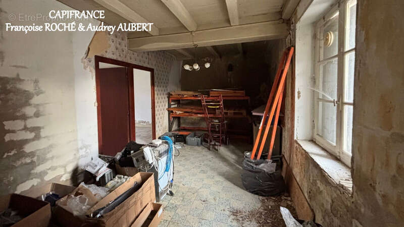 Maison à PORT-D&#039;ENVAUX