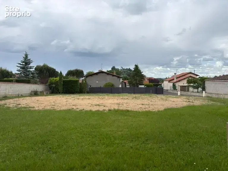 Terrain 560 m² à Saint-Marcellin-En-Forez  - photo 2
