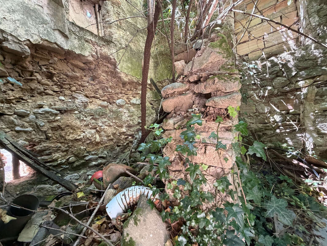 Entrechaux   maison de village à rénover avec cour et garage - photo 19