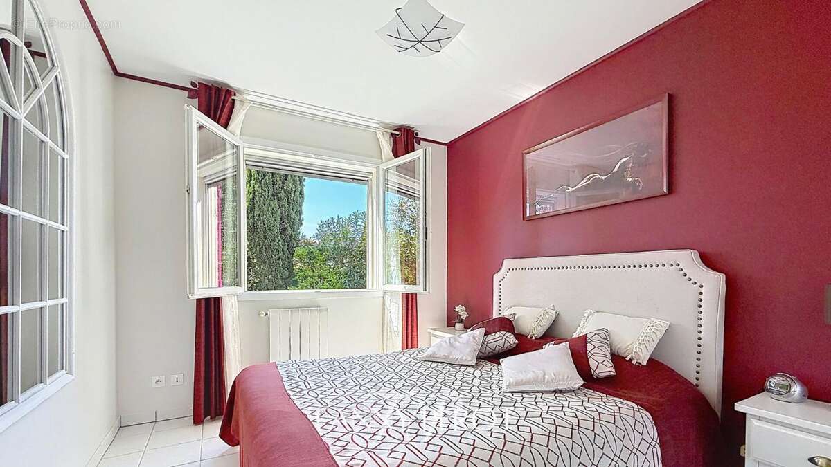 A Saint-Cyprien, maison 4 faces de 120m² sur une parcelle de 838m² avec piscine et garage - photo 10