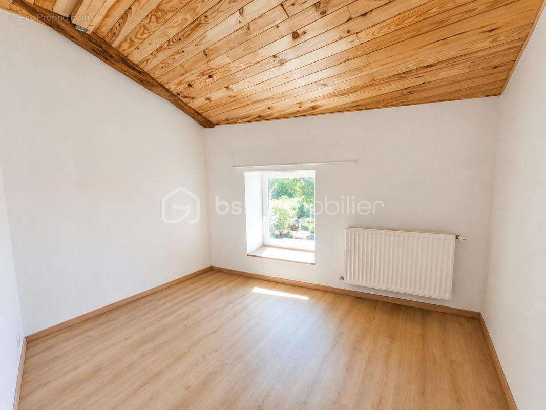 Maison en pierre rénovée avec grange – Un havre de paix au cœur de la campagne - photo 7