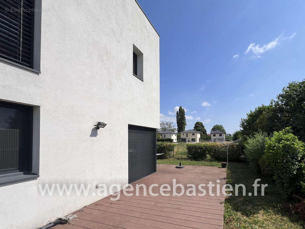 SEGNY - Appartement Duplex T4 de 100 m2   3 chambres, cave, parking, proche TPG et Genève - photo 9