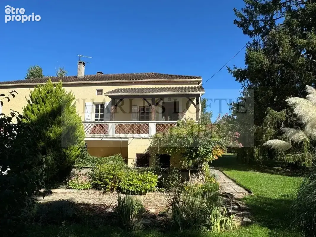 Maison familiale avec garage, piscine et accès à la rivière sur près de 7000 m² de terrain, proche de Prayssac. - photo 19