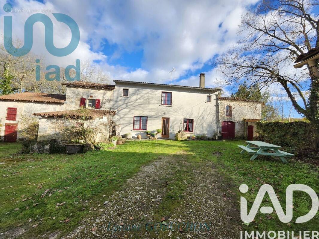 Photo 1 - Maison à LA ROCHEBEAUCOURT-ET-ARGENTINE