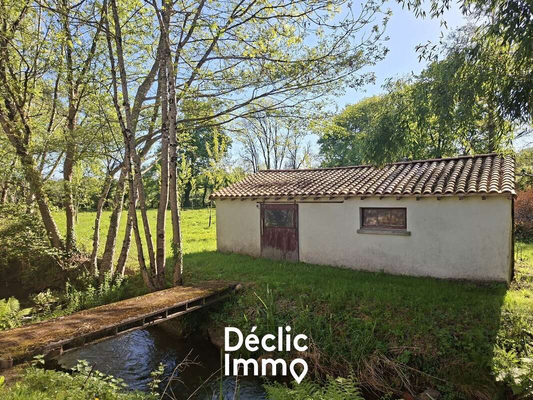 Ancienne métairie familiale sur plus de 3,4 hectares  FENIOUX (79) - photo 12