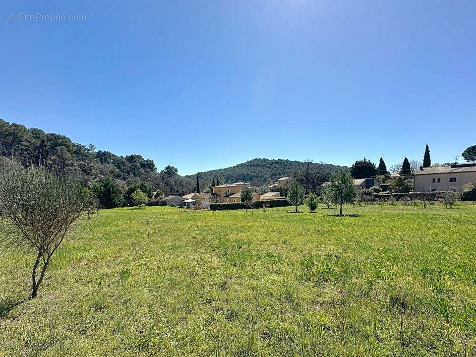 Terrain à LORGUES
