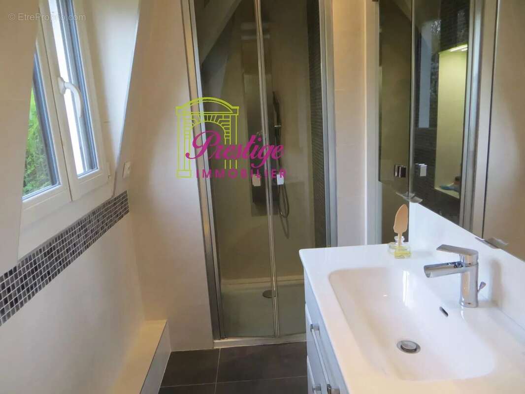 Maison à LE MESNIL-LE-ROI