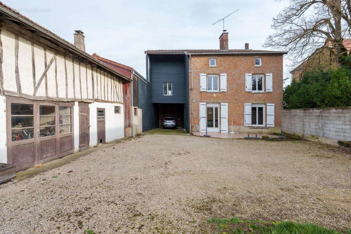 Maison à SAINT-REMY-EN-BOUZEMONT-SAINT-GENEST-ET-ISSON