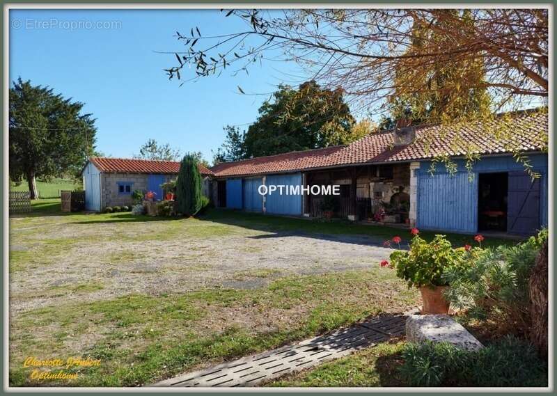 Maison à MONTMOREAU-SAINT-CYBARD