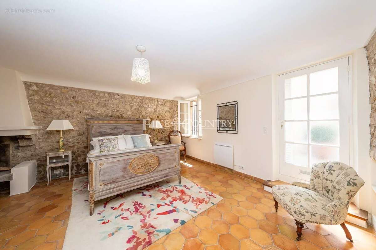 À vendre – Coeur de MOUGINS VILLAGE - Ensemble unique de deux maisons avec vue mer - photo 24