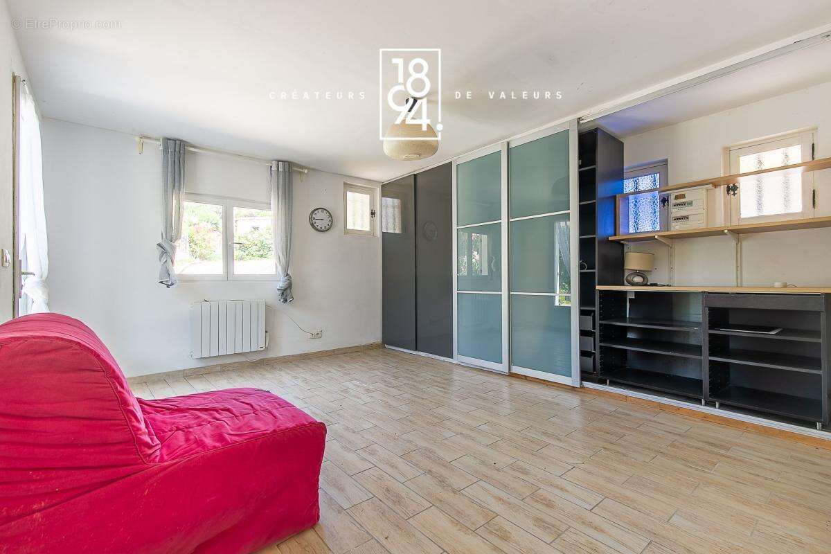 Maison familiale d'environ 160 m² avec piscine édifiée sur un terrain de 1 430 m² entre Eoures et Aubagne 13400 - photo 11