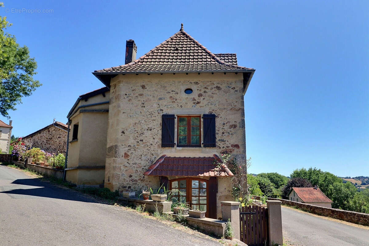 Jolie maison en pierre située au coeur d'un village - photo 4