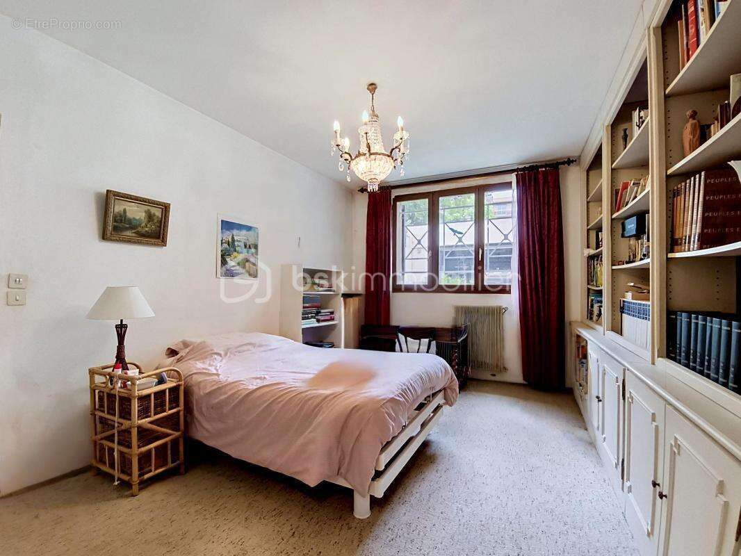 Maison sur la commune de Chatou - photo 8