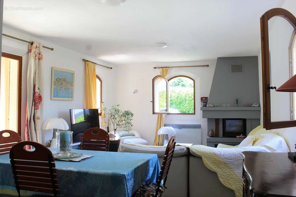 Maison à SAINT-CEZAIRE-SUR-SIAGNE