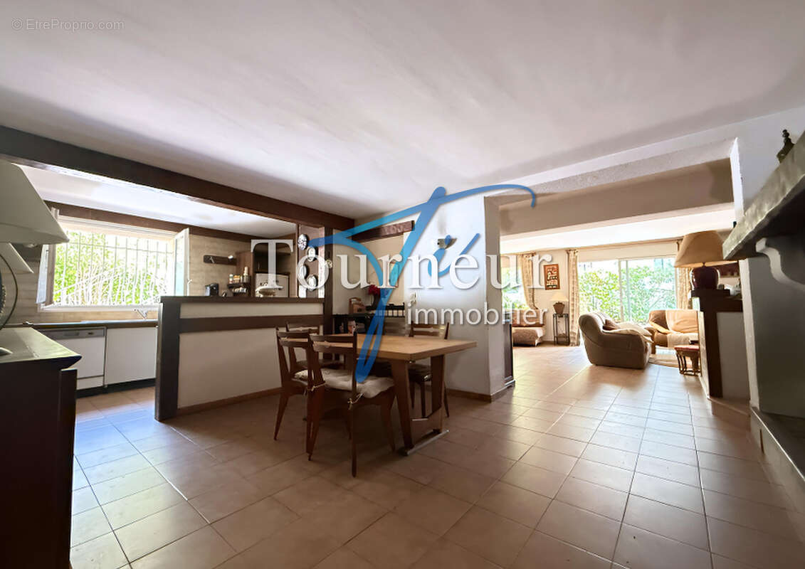 Tres rare sanary hypercentre villa traditionnelle de 183m2 divisee en deux grands appartements - photo 8