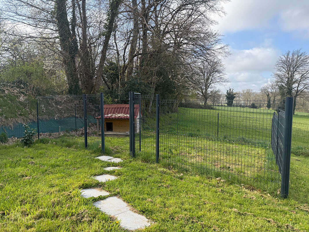 Maison à SAINT-LEONARD-DE-NOBLAT