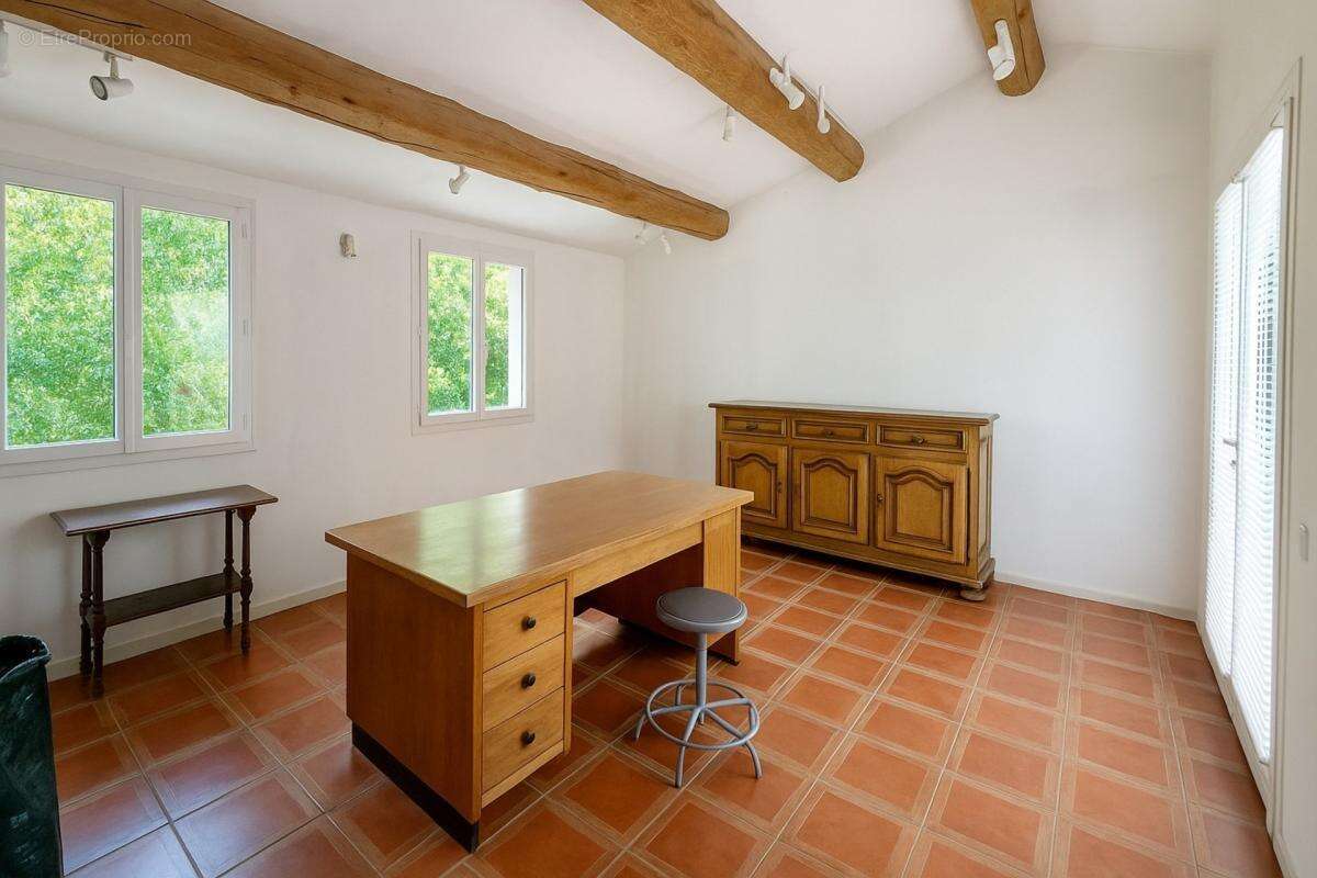 EYGUIÈRES (13)  Belle maison familiale de 165 m² avec piscine, 5 chambres, proche du centre village - photo 19