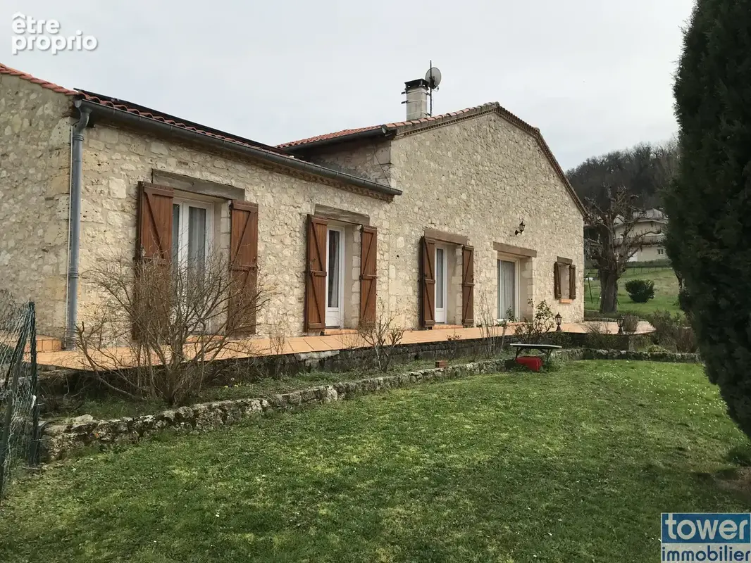 Propriété en pierres de 220m2  115m2 de hangar , piscine, terrain de 5000m2 clos et arboré. - photo 3