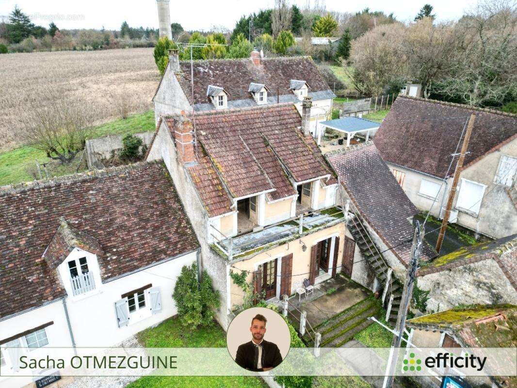 Maison à AZAY-LE-FERRON