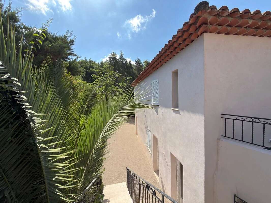 Maison mitoyenne 80 m² jardin 600 m² renovée - photo 3