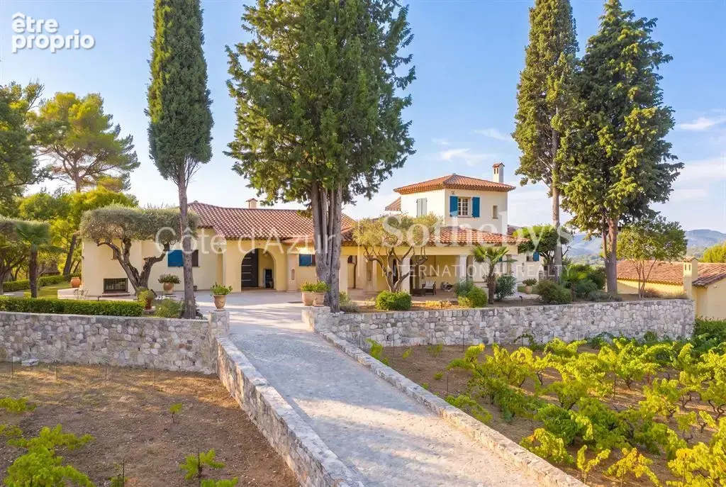 Grasse, vaste propriété familiale avec deux maisons, piscine à débordement et vue mer - photo 3