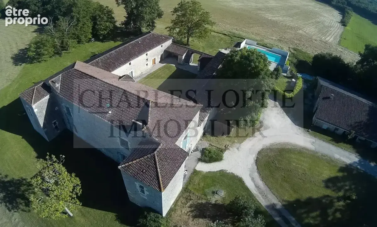 Magnifique et imposante ferme fortifiée du XVIIe siècle, avec dépendances, piscine et terrain de 23 ha, à proximité de Mauroux. - photo 2