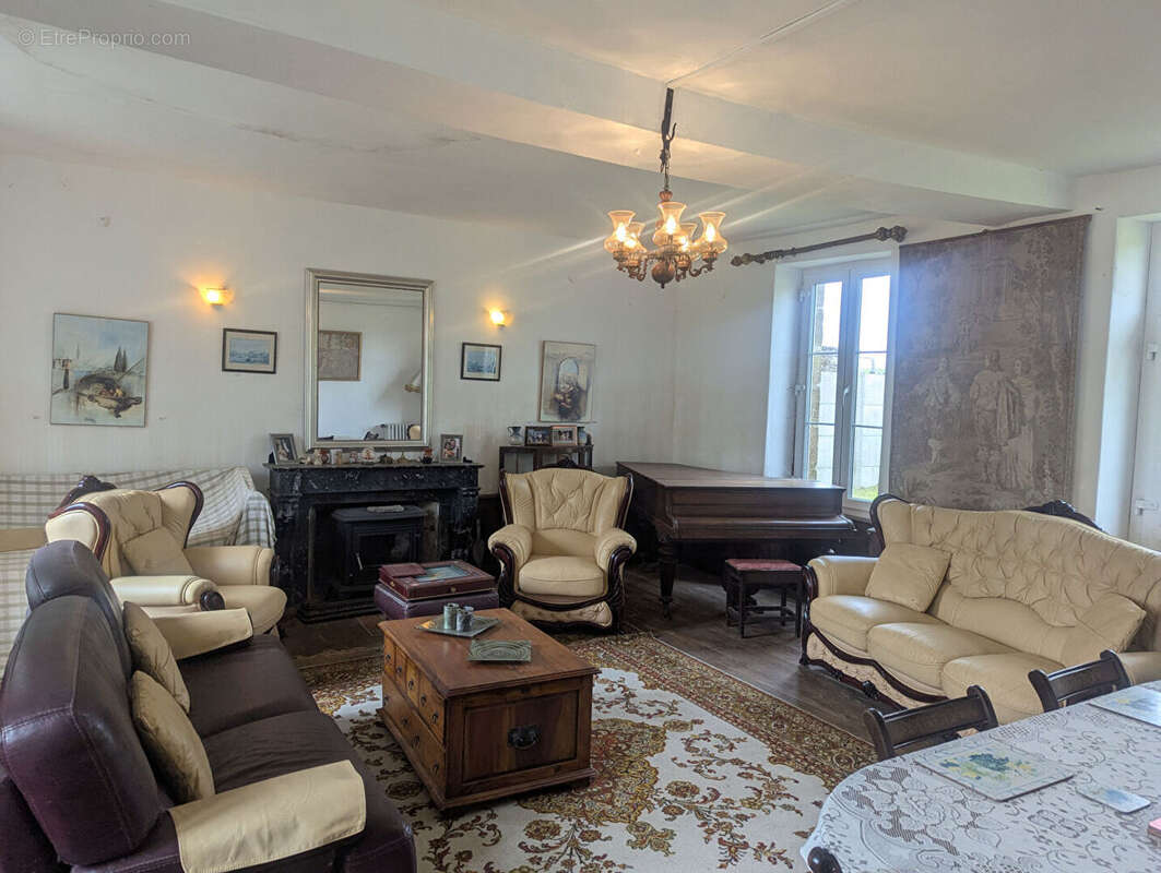 Maison à LASSAY-LES-CHATEAUX