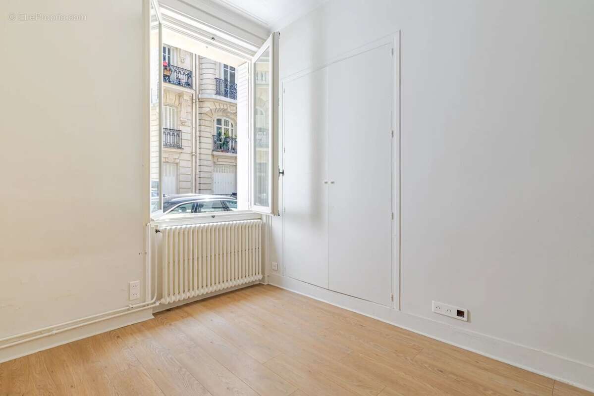 75017 - rue faraday - studio - belle hauteur sous plafond - photo 4