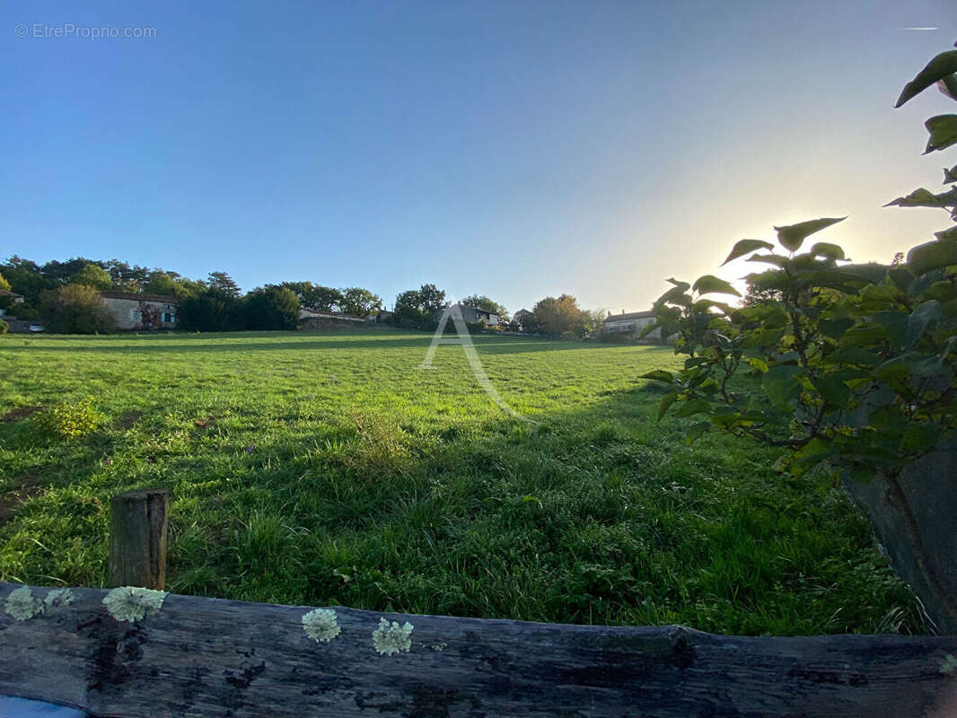 Terrain à PUY-L&#039;EVEQUE
