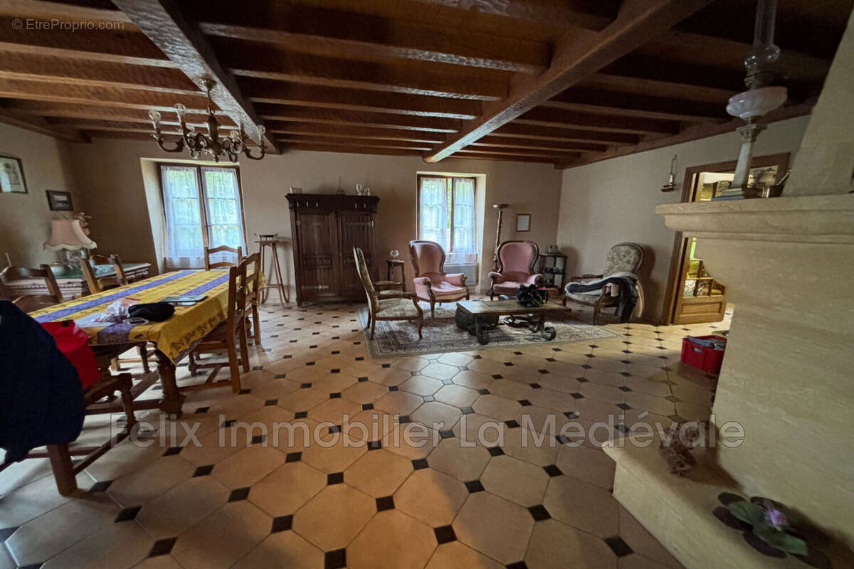 Maison à CARSAC-AILLAC