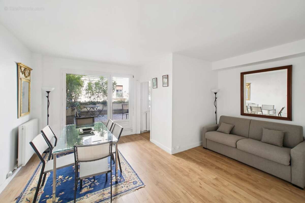 Appartement à PARIS-16E