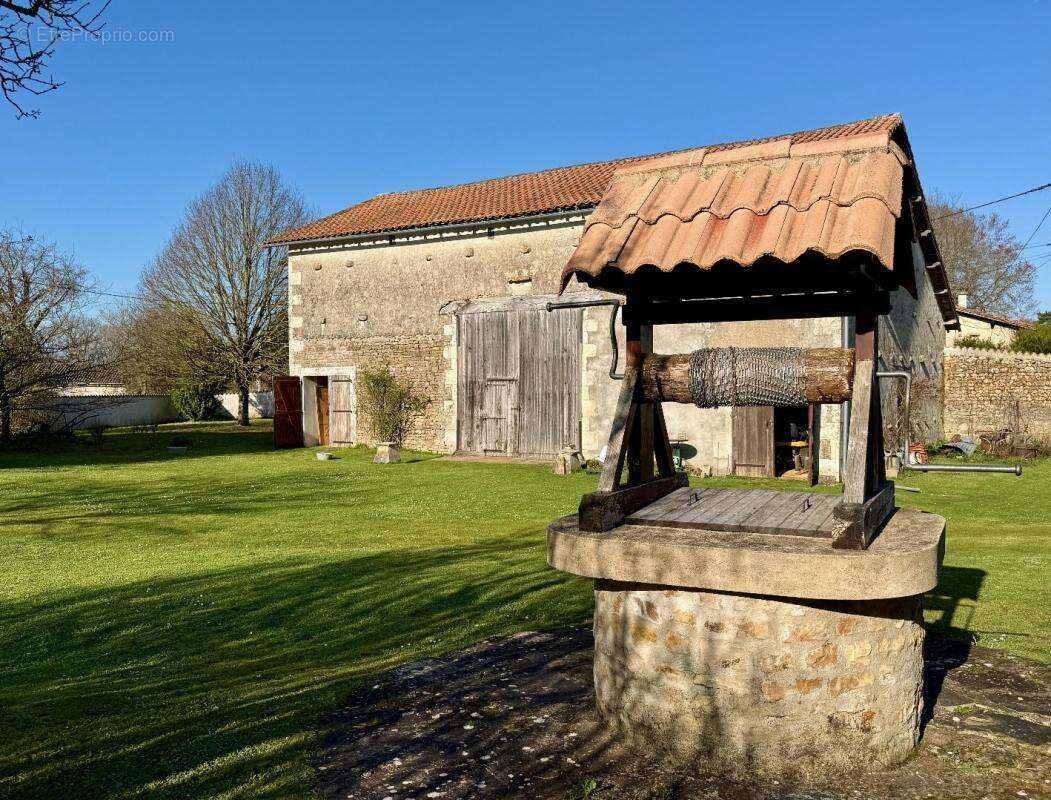 Maison à CLUSSAIS-LA-POMMERAIE