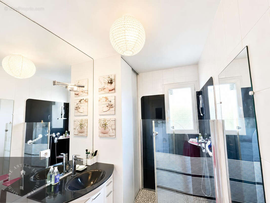 Appartement à SAINT-LAURENT-DU-VAR