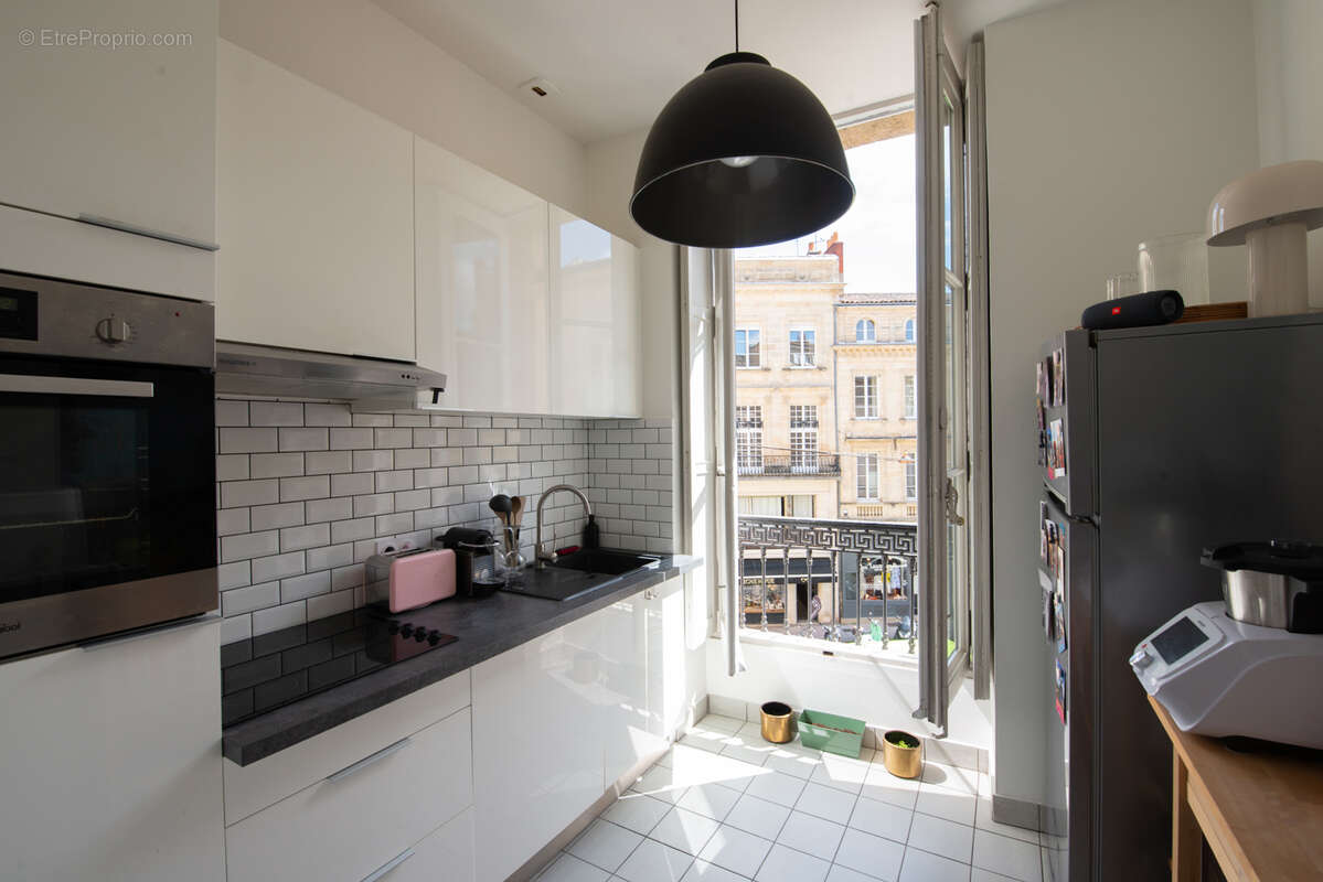 ARCHITECTURE BORDELAISE VALORISÉE -1800 -Appartement rénové avec balcons - photo 8