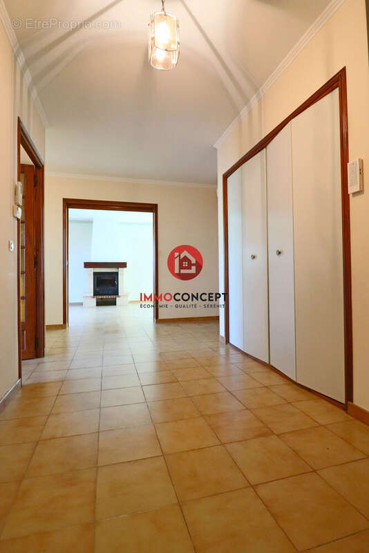 Maison à LAUDUN-L'ARDOISE