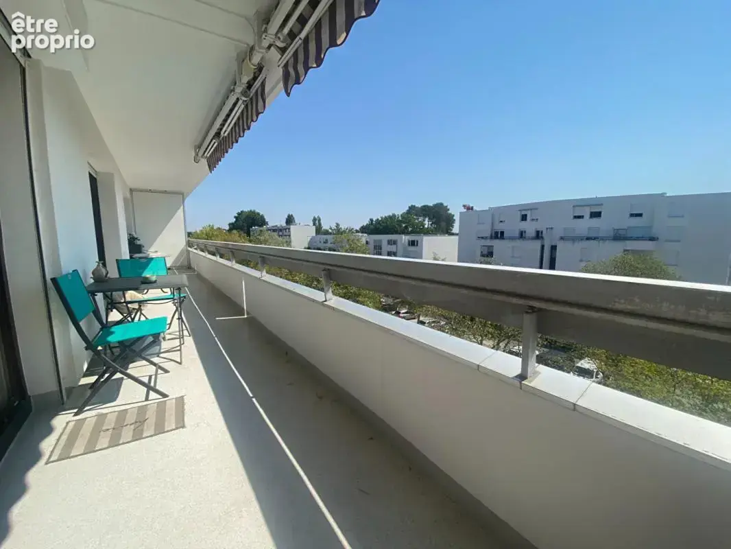Bel appartement cossu, en dernier étage avec 20m² de terrasse, vue dégagée, 2 ch , celliers et cave - photo 2