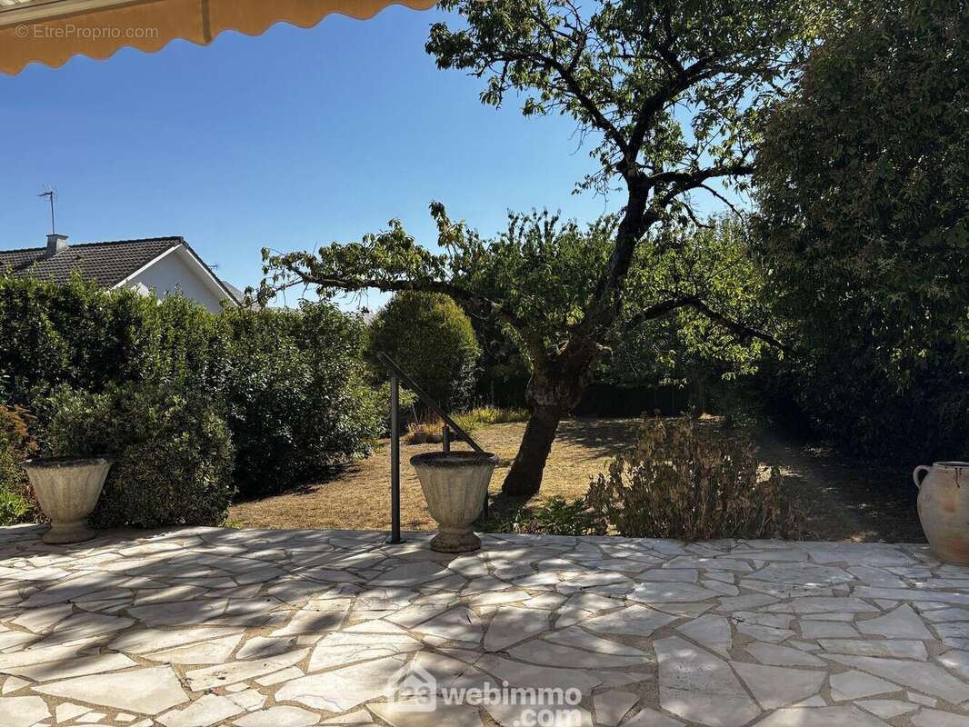 Avec vue sur l'ensemble du jardin.