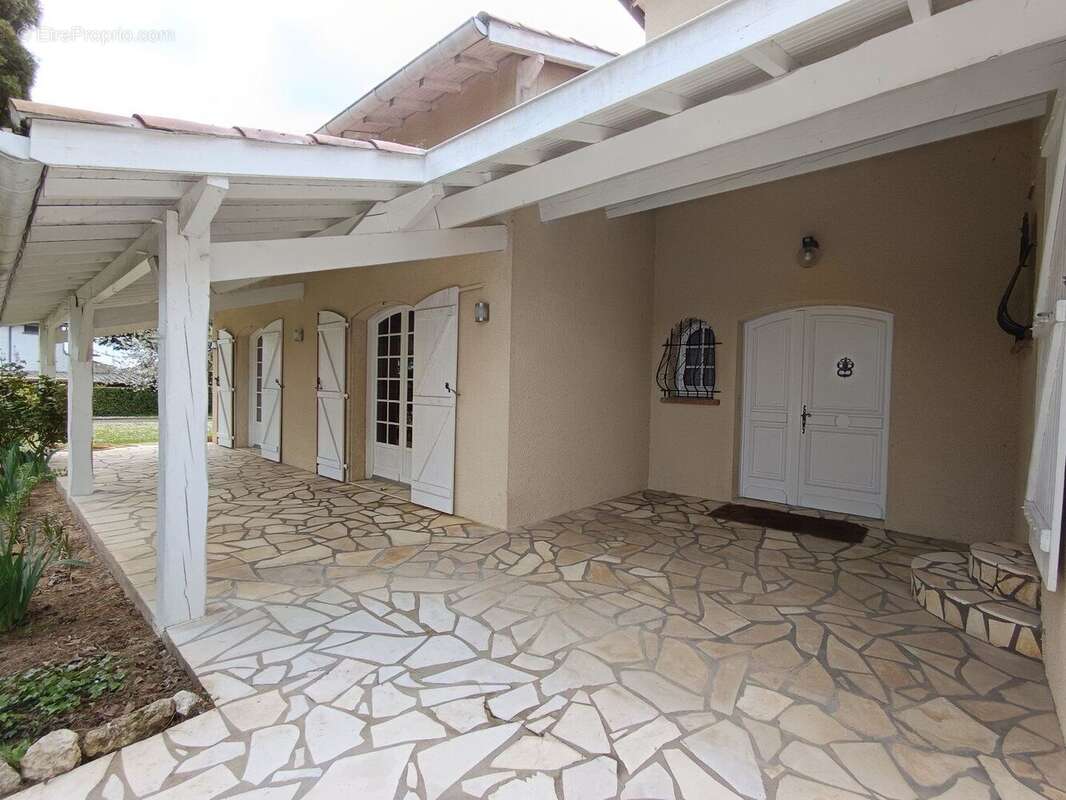 Maison sur demi-niveau spacieuse avec grand garage - photo 3