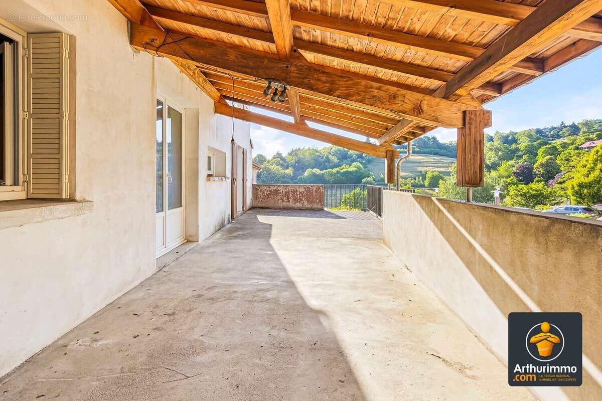 « Maison de village familiale avec terrasse, véranda, combles aménageables et double garage » - photo 8