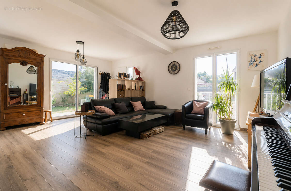 Maison récente et familiale de 160m2 au Mesnil le Roi - photo 6