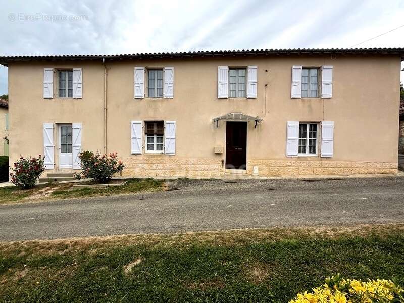 A vendre et rénover : Ancien corps de ferme 9 pièces, 6 chambres, au coeur d'un village proche de MAUVEZIN (32) - photo 4