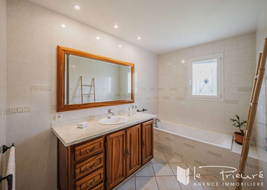 Maison à LESCURE-D'ALBIGEOIS