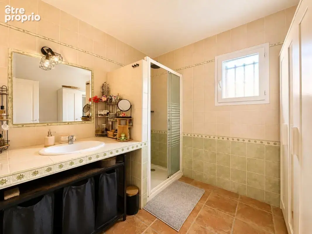 Saint-mamert-du-gard maison de plain-pied d’environ 100 m² 4 chambres, jardin et garage - photo 5