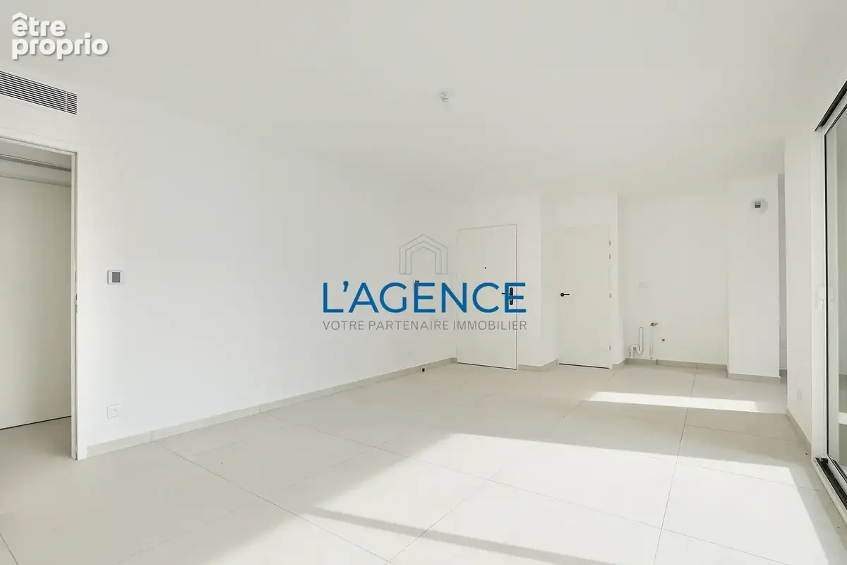 Appartement T4 neuf de 80 m2 avec terrasse et garage double au centre ville de Hyères - photo 4