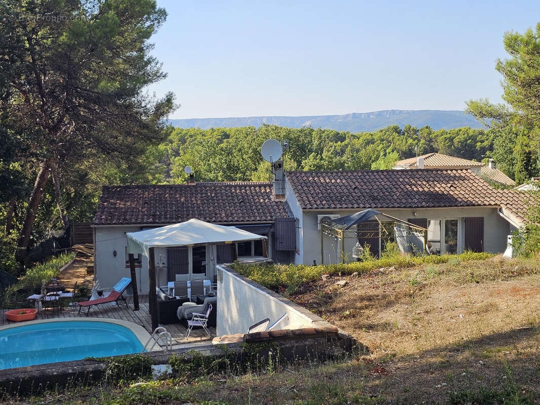 MAISON T4 DE PLAIN PIED sur 1195 M2 terrain et piscine - photo 3