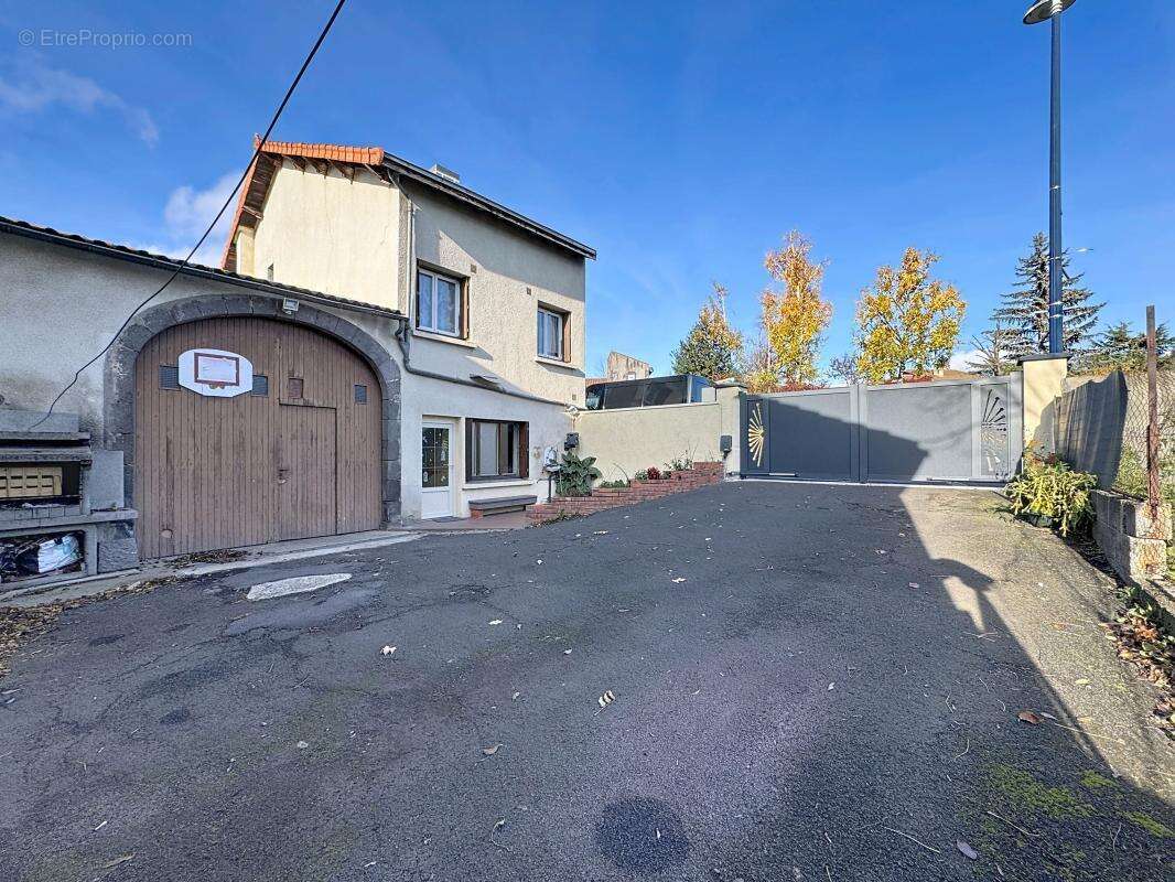 SAINT BONNET PRES RIOM Amateur de bricolage Grange 68m² - Maison 3 chambres - Cour - photo 9