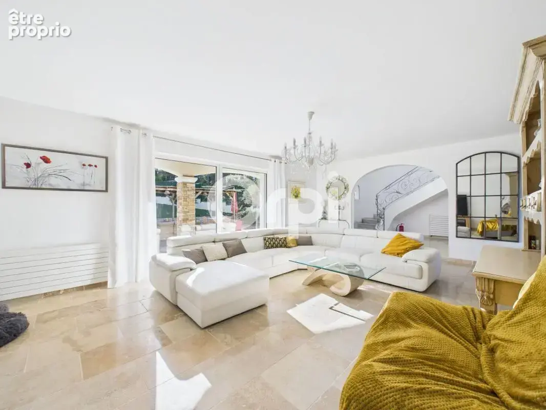 Villa 251 m² - 5 chambres - rénovée - au calme - photo 6