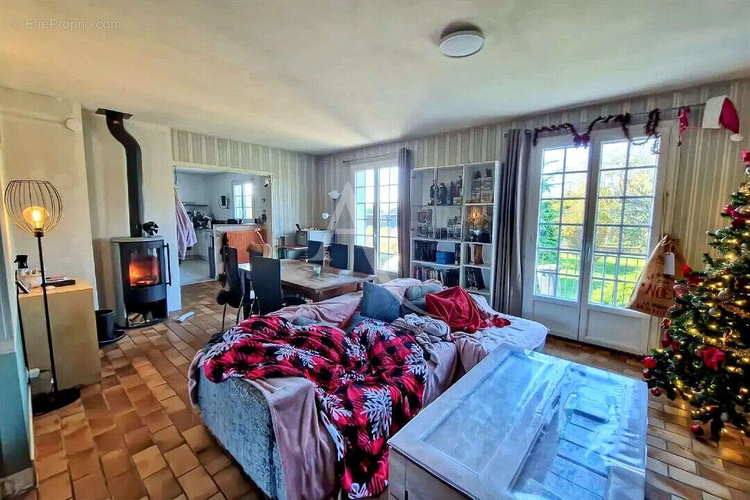 Maison à AMBILLOU-CHATEAU