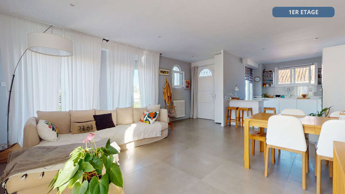 Villeneuve-Loubet, à deux pas du littoral, maison individuelle divisée en 2 beaux appartements - photo 5