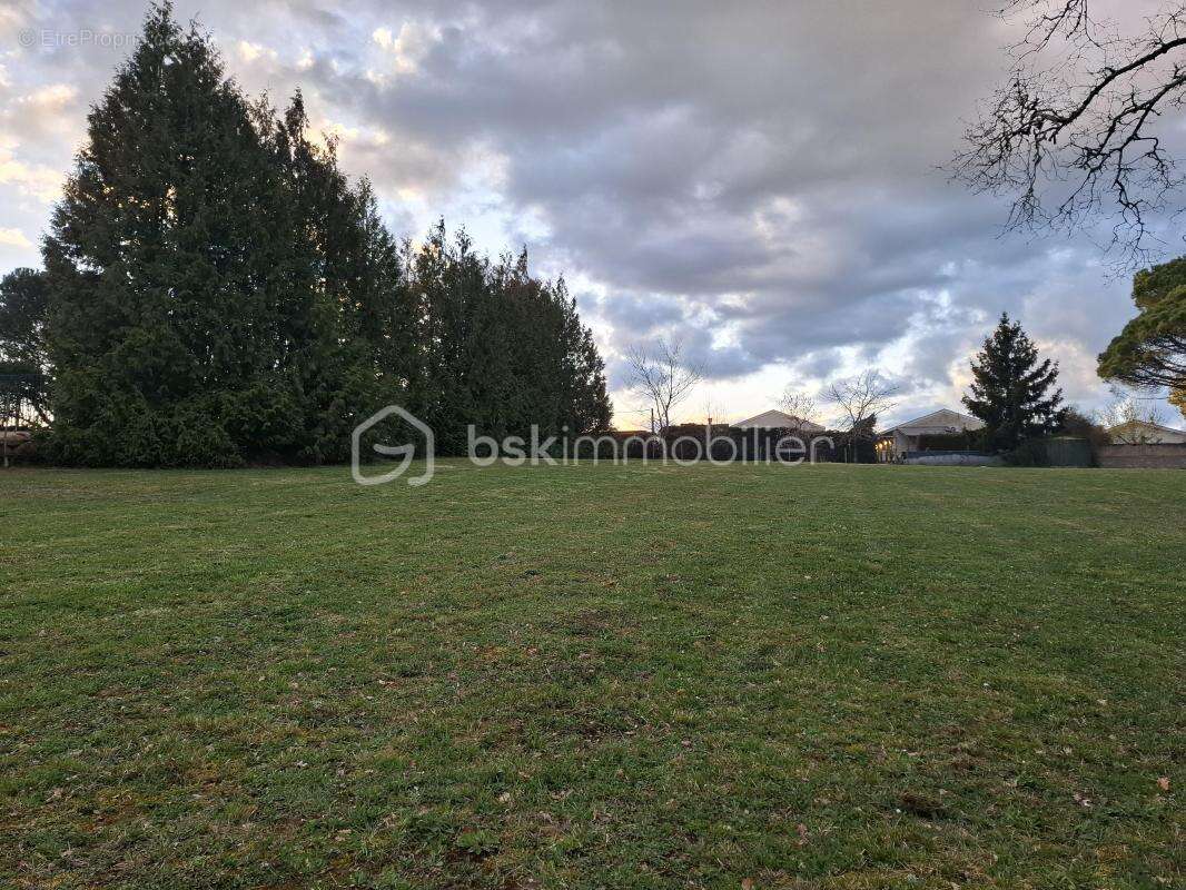 Terrain constructible 1165 m² – Viabilisé – Vue sur coteaux – Sainte-Colombe - photo 2